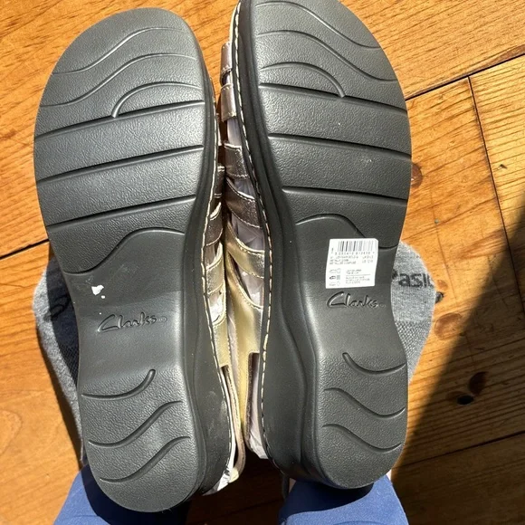 Clarks Women's Gold Sandals 12W - Picture 5 of 6